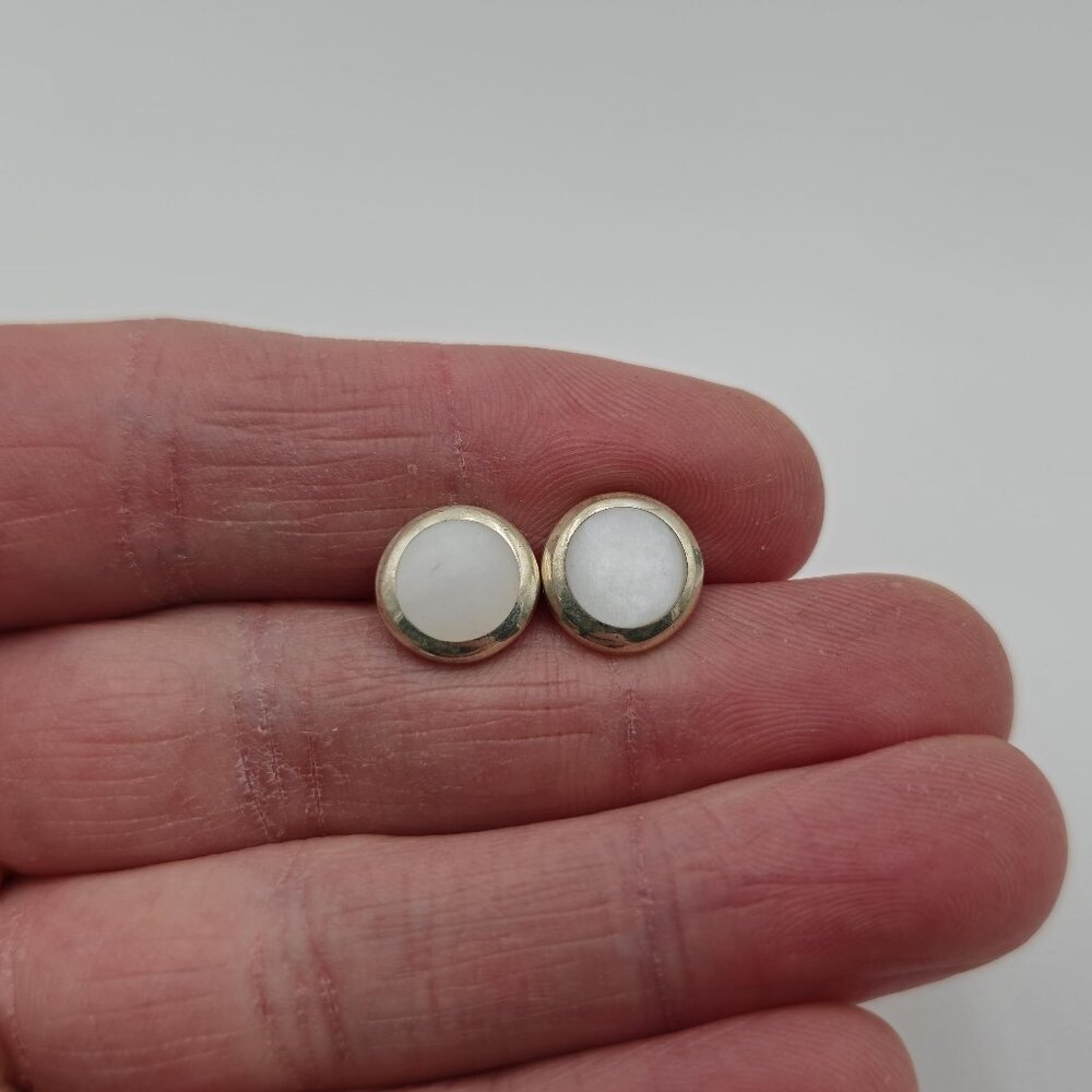 Sterling Silver Cute Circle White Shell Stud Earrings A3741